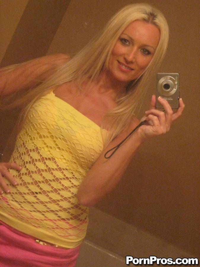 MILF babe with a big breast Diana Doll takes amateur shots of herself - #13