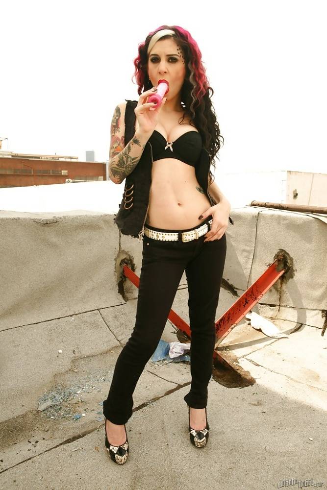 Bewitching amateur Joanna Angel swallowing a big yummy dildo - #14
