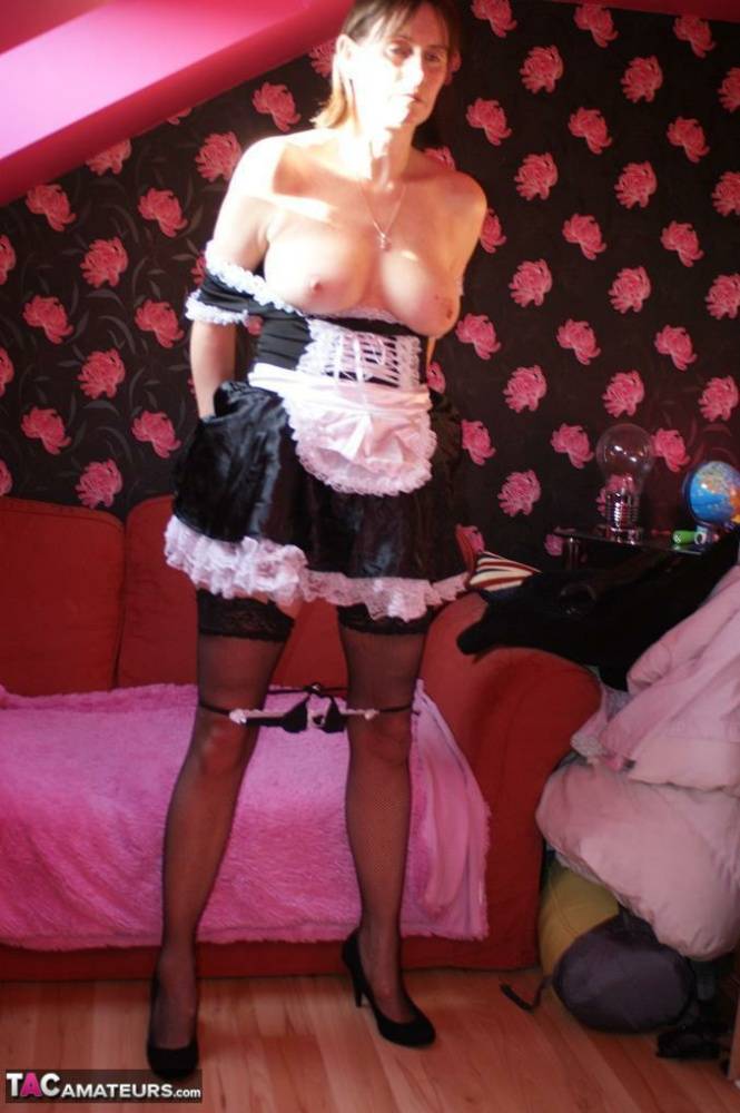 Older amateur Slut Scot Susan dildos per muff in maid apparel - #13