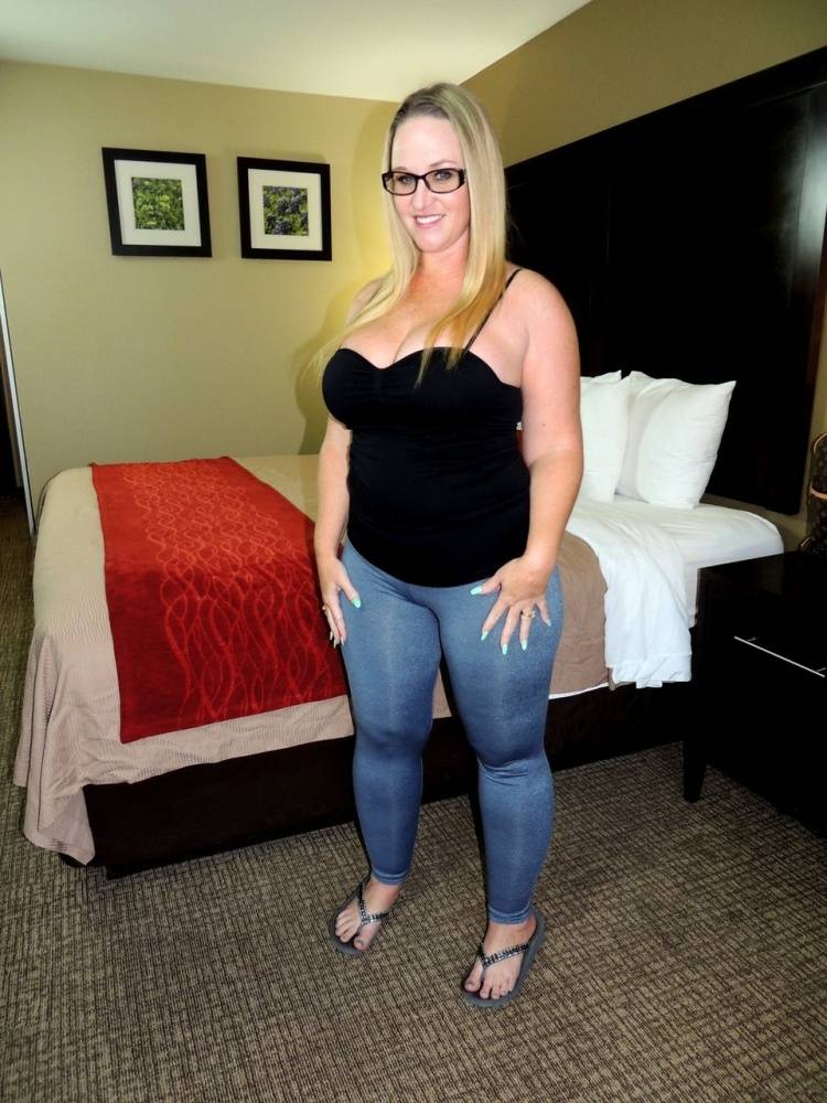 Obese amateur flaunts her huge ass prior to gonzo themed sex on a bed - #4