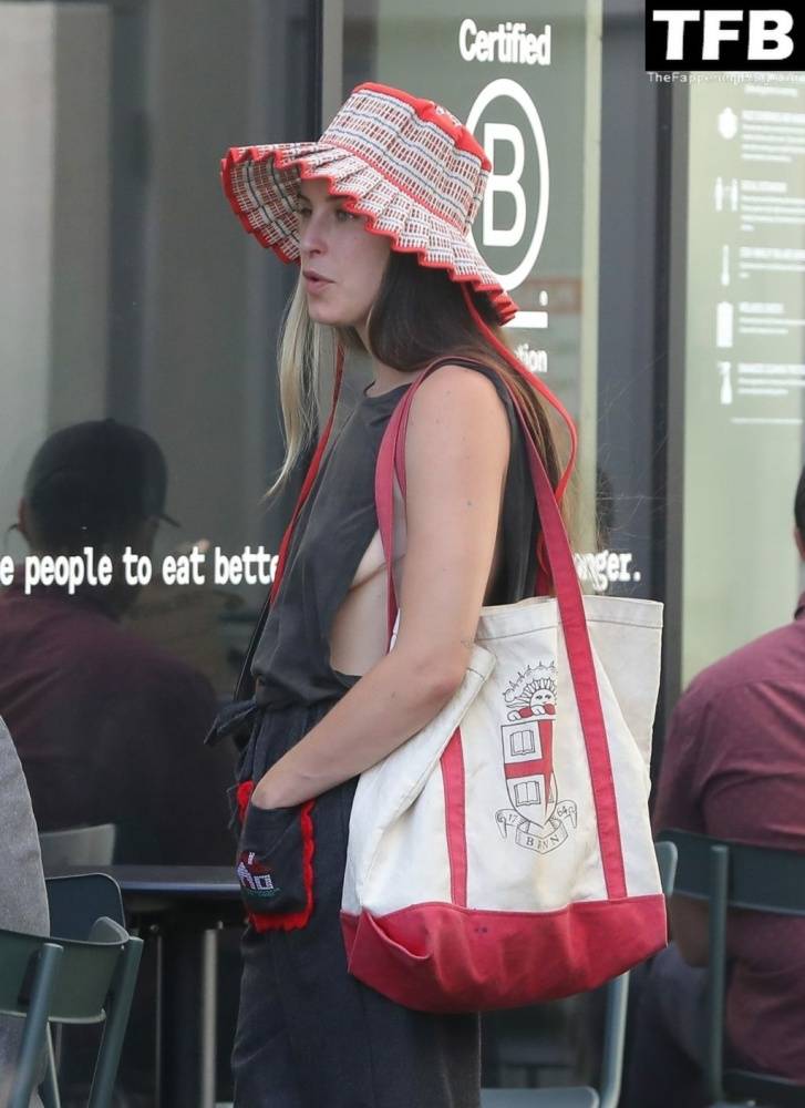 Braless Scout Willis Runs Into Friends While Heading to the Grocery Store - #7