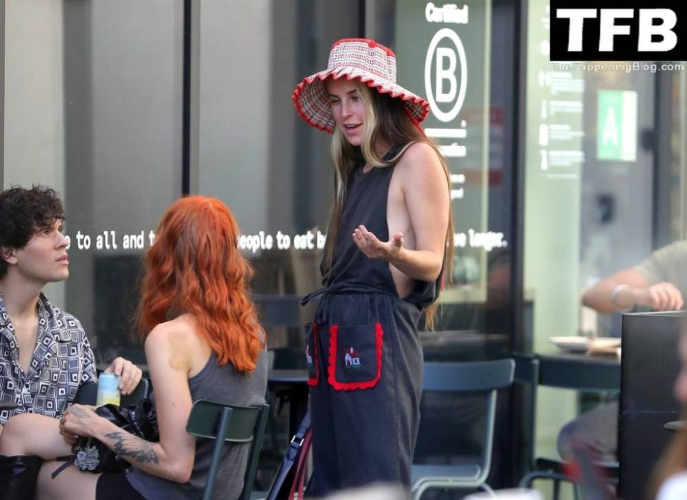 Braless Scout Willis Runs Into Friends While Heading to the Grocery Store - #14