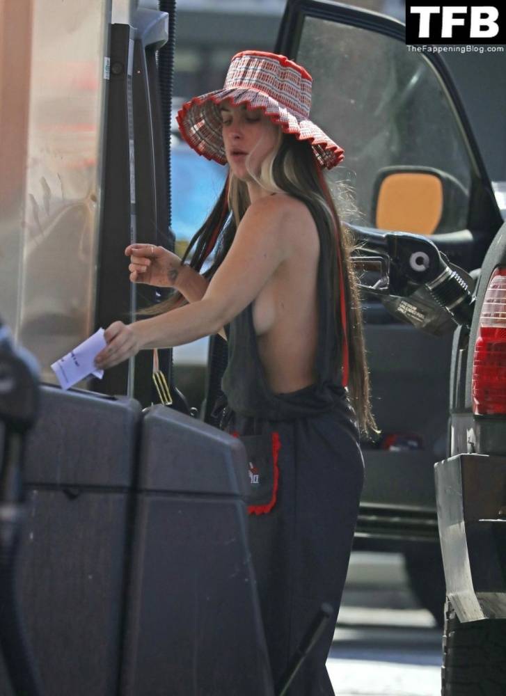 Braless Scout Willis Runs Into Friends While Heading to the Grocery Store - #6