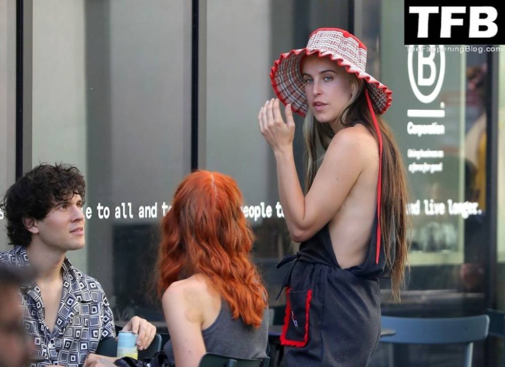 Braless Scout Willis Runs Into Friends While Heading to the Grocery Store - #5