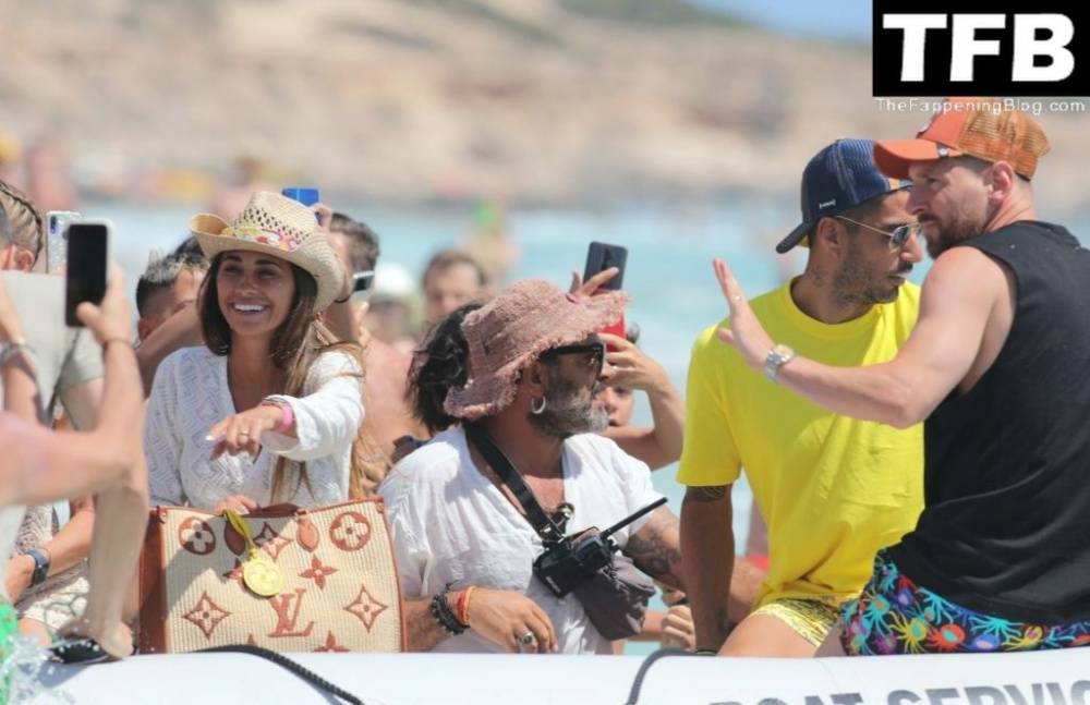 Antonela Roccuzzo & Lionel Messi Enjoy Their Summer Break Out in Formentera - #11