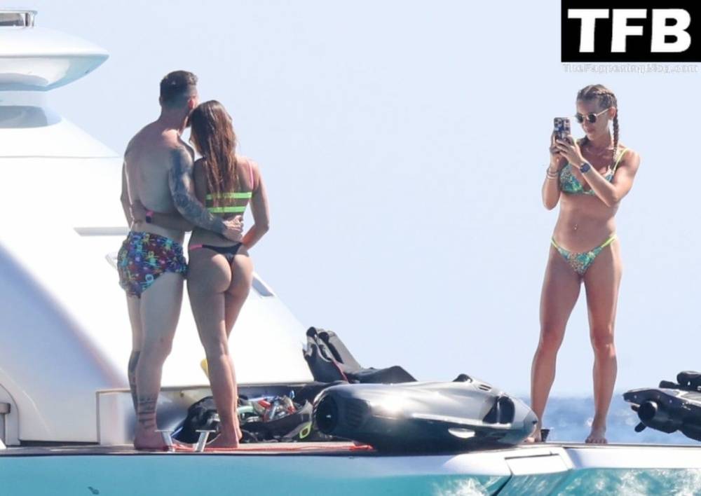 Antonela Roccuzzo & Lionel Messi Enjoy Their Summer Break Out in Formentera - #8