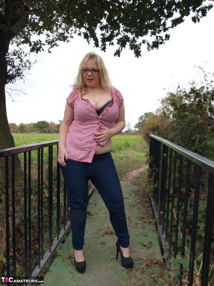 Amateur BBW Sindy Bust exposes her big boobs and twat on a countryside bridge - #13