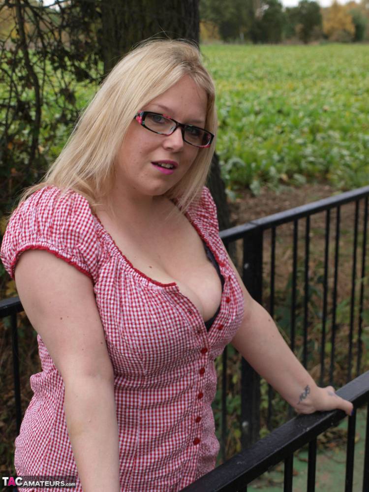 Amateur BBW Sindy Bust exposes her big boobs and twat on a countryside bridge - #12