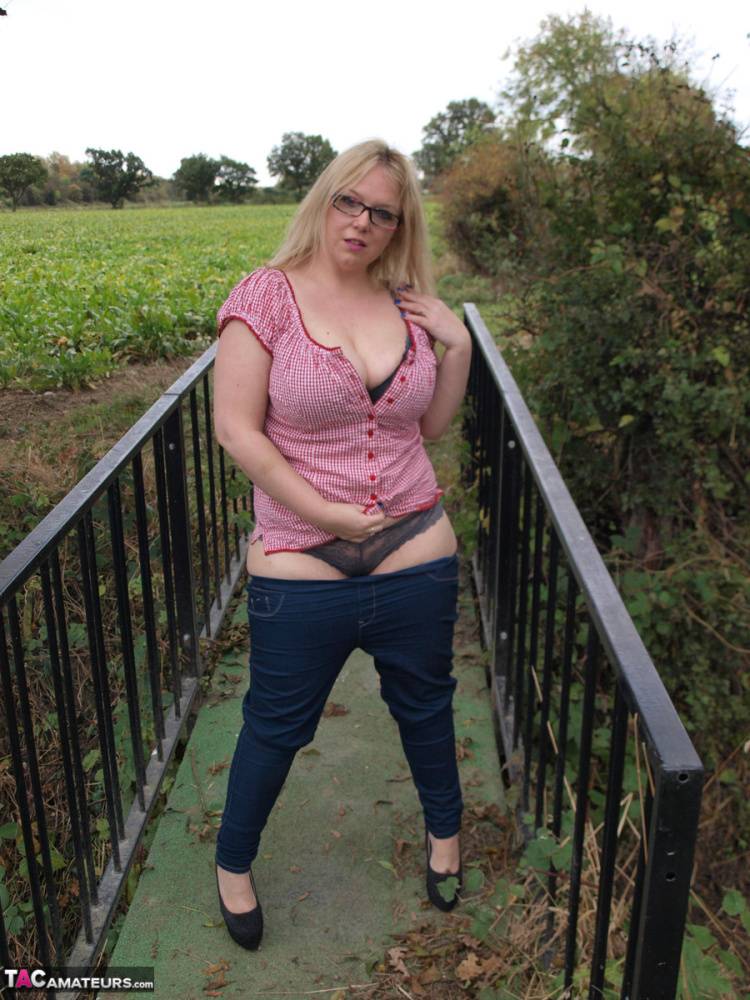 Amateur BBW Sindy Bust exposes her big boobs and twat on a countryside bridge - #3