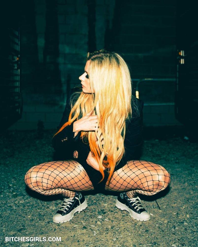 Avril Lavigne Nude Celebrity Leaked Tits Photos - #10