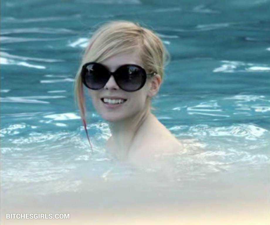Avril Lavigne Nude Celebrity Leaked Tits Photos - #15