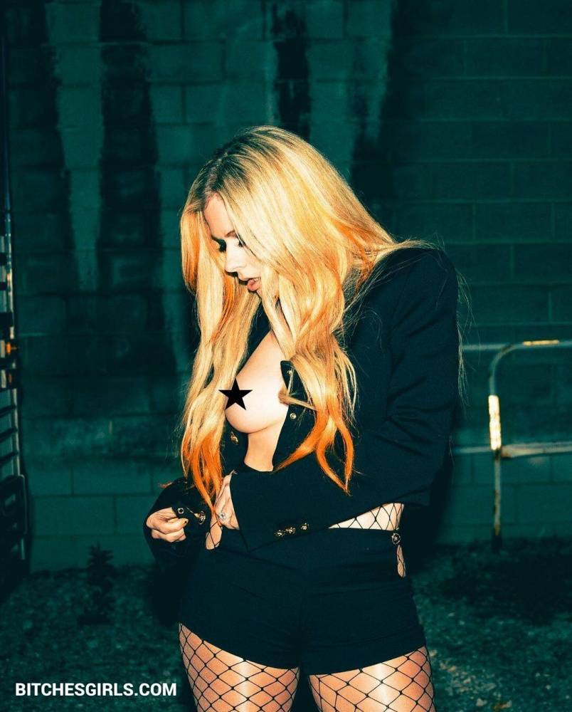 Avril Lavigne Nude Celebrity Leaked Tits Photos - #22