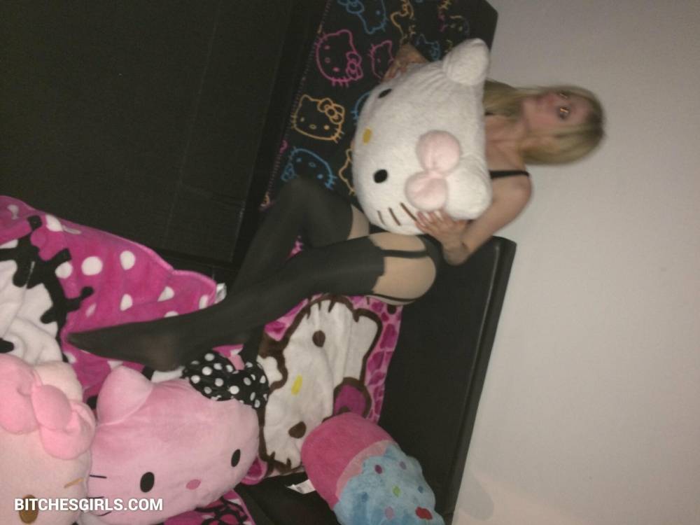 Avril Lavigne Nude Celebrity Leaked Tits Photos - #18