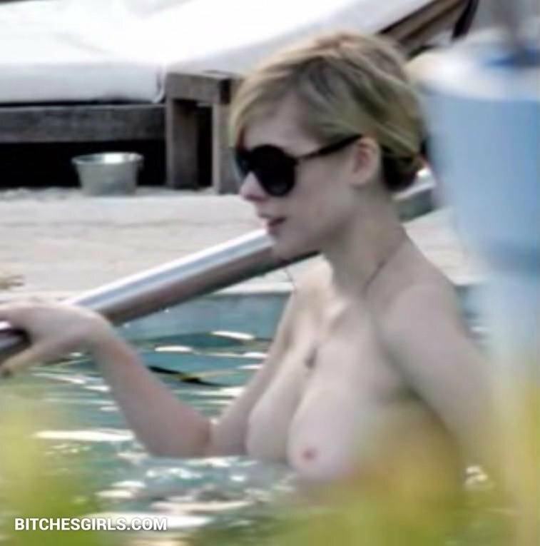 Avril Lavigne Nude Celebrity Leaked Tits Photos - #9
