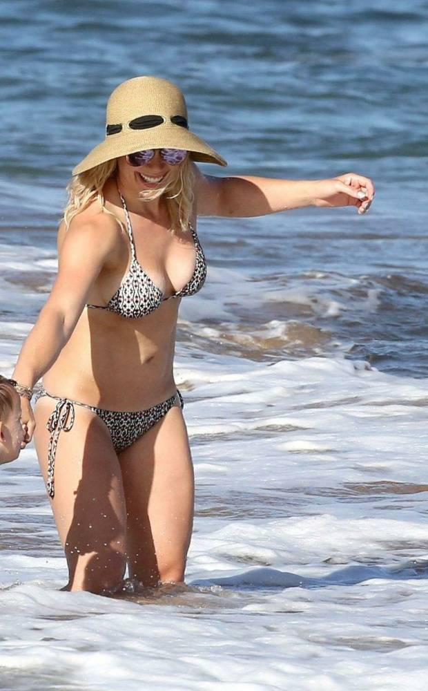 Hilary Duff Paparazzi Bikini Beach Set Leaked - #11