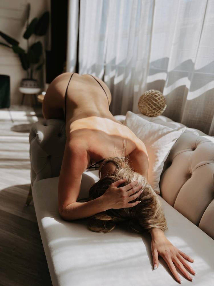 Kat Wonders Nude Topless Sofa Tease Onlyfans Set Leaked - #5