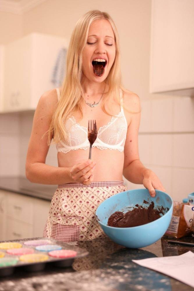 Lara de Wit Nude Kitchen Cooking Fansly Set Leaked - #18