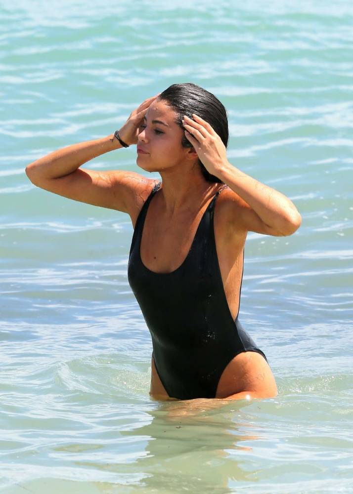 Selena Gomez Sexy Beach Swimsuit Paparazzi Set Leaked - #24