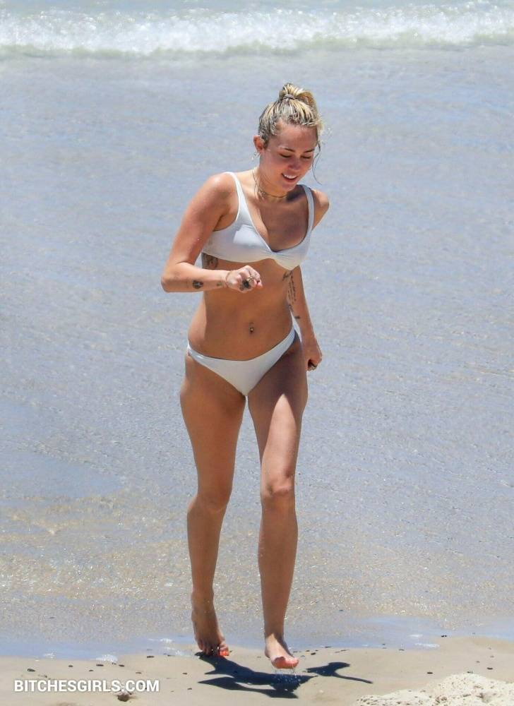 Miley Cyrus Nude Celebrity Tits Photos - #19