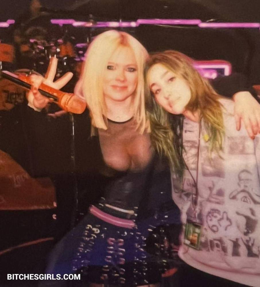 Avril Lavigne Nude Celebrity Leaked Tits Photos - #8