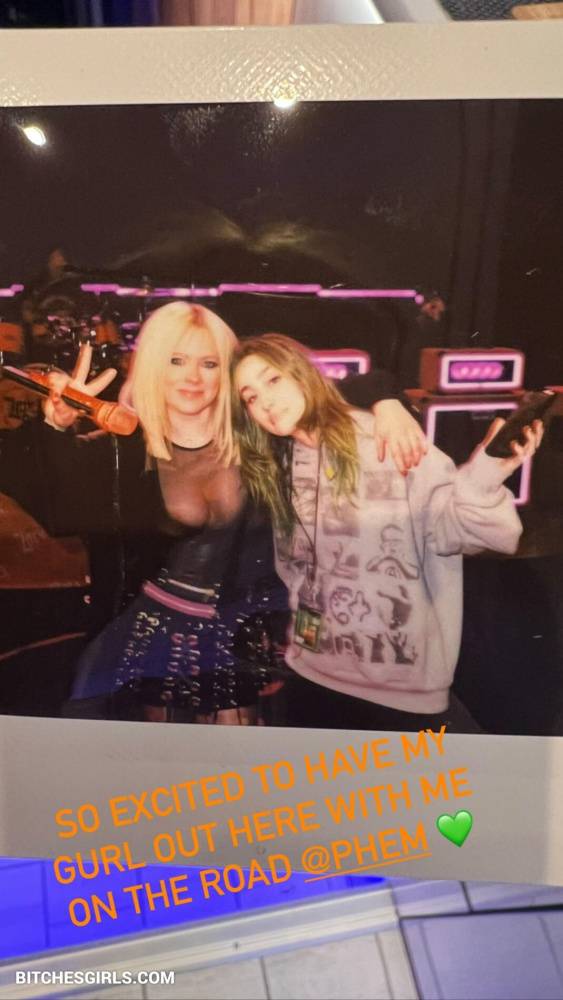 Avril Lavigne Nude Celebrity Leaked Tits Photos - #5