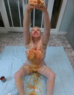 Amateur BBW Barby covers herself in condiments during solo action - #main