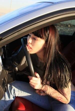 Amateur girl Susy Rocks flips the bird while exposing her big tits in a car - #main