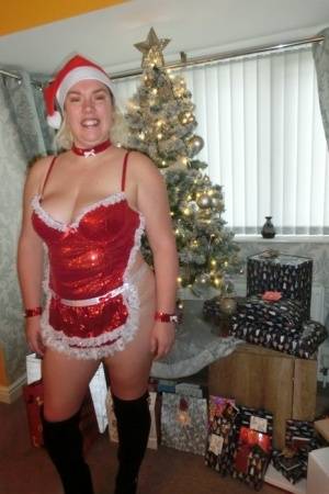 Busty blonde Barby masturbates her shaved pussy near the Christmas tree - #main