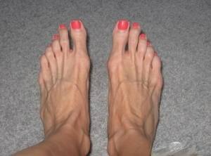 Sexy pornstar Erica Lauren flaunts painted sexy toes in sandals & bare - #main