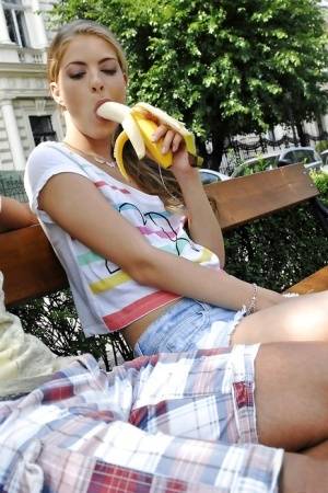 Blonde girl eats a banana in public before blowing her boyfriend at home - #main