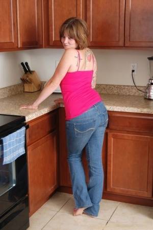 Plump solo girl removes her jeans on hr way to posing nude on kitchen floor - #main