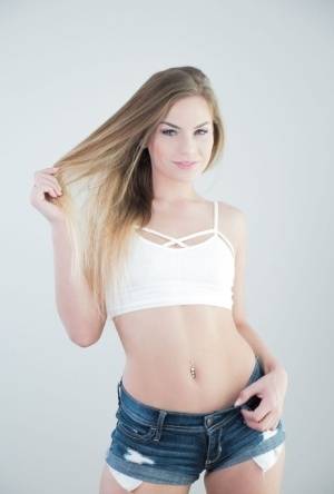 Sydney Cole provides nudity after removing all her clothes in sensual manners - #main
