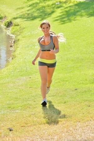 Shorts clad jogger bares all to fill her pussy from the hose after a hot run - #main