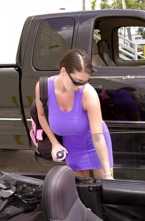 Linsey Dawn McKenzie shows her upskirt area in the car. - #main