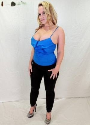 Middle-aged blonde Dee Siren displays her ample cleavage in tight pants - #main