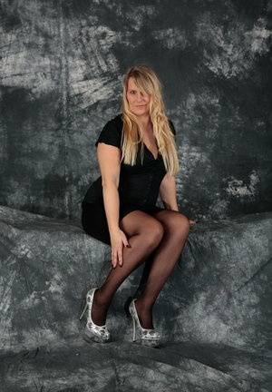 Aged blonde Sweet Susi looses her natural tits from a black dress in stockings - #main