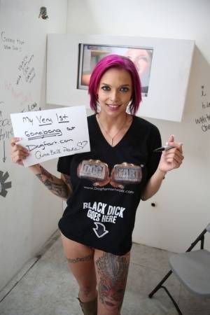 Tattooed chick Anna Bell Peaks sports pink hair during an interracial gangbang on clubgf.com