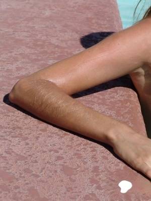 Amateur model Lori Anderson shows off her hairy arms in bikini and sunglasses on clubgf.com