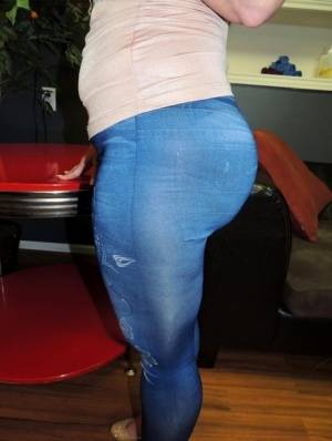 PAWG Dee Siren sets a solitary breast loose in jeans and glasses on clubgf.com