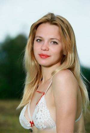 Teen model Elisa Liv wears lipsticks while getting naked on a blanket in field on clubgf.com