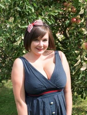 Fat amateur Roxy shows her bare legs in a short dress in the backyard on clubgf.com