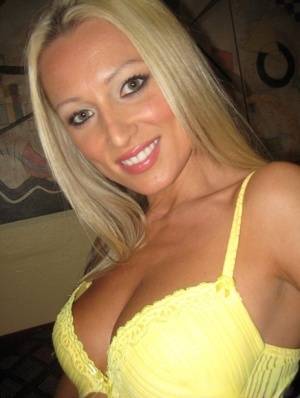 MILF babe with a big breast Diana Doll takes amateur shots of herself on clubgf.com