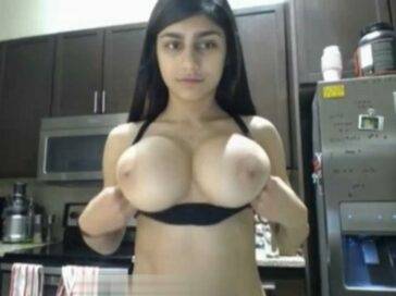 Mia Khalifa Tit Flash Cooking Onlyfans Video Leaked - Usa on clubgf.com