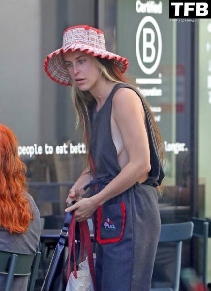 Braless Scout Willis Runs Into Friends While Heading to the Grocery Store on clubgf.com